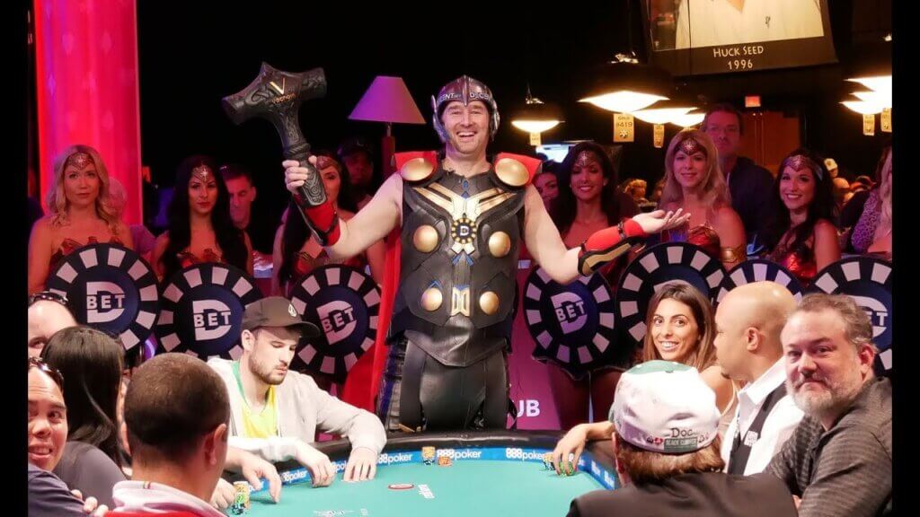 Phil-Hellmuth-vestido-de-Thor